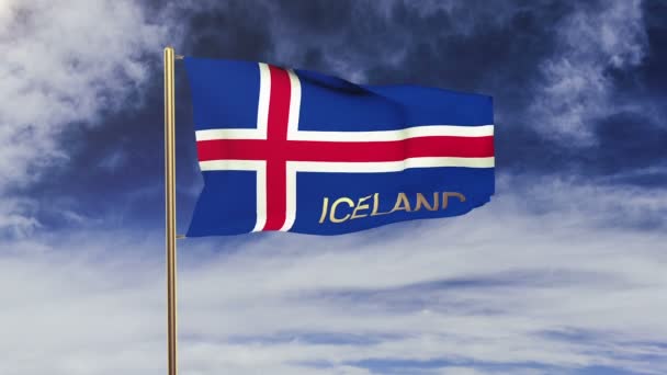 Исландский флаг с титулом, размахивающим на ветру. Колеблющееся солнце встает стильно. Цикл анимации — стоковое видео