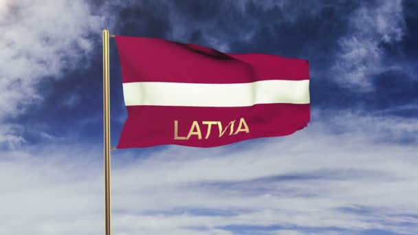 Bandeira da Letónia com título acenando ao vento. Looping sol nasce estilo. loop de animação — Vídeo de Stock