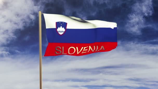 Bandera de Eslovenia con el título ondeando en el viento. Looping sol sale de estilo. Bucle de animación — Vídeo de stock