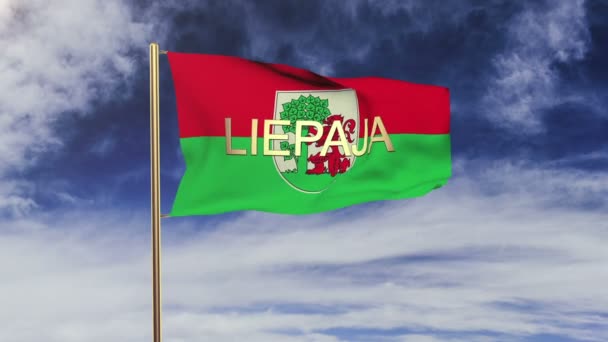 Liepaja vlag met titel zwaaiende in de wind. Looping zon stijgt stijl. Animatie-lus — Stockvideo