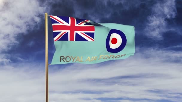 Флаг Королевских ВВС с развевающимся на ветру титулом. Колеблющееся солнце встает стильно. Цикл анимации — стоковое видео