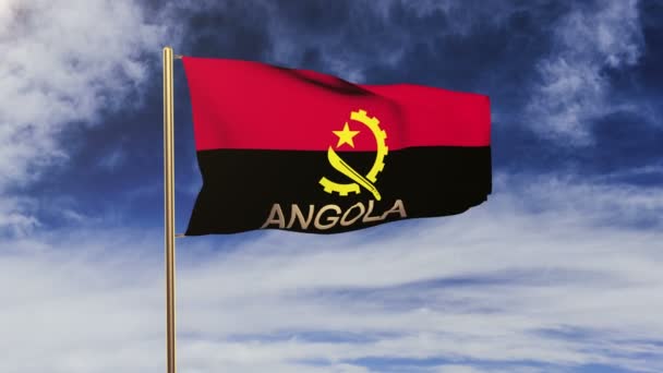 Флаг Анголы с развевающимся на ветру титулом. Колеблющееся солнце встает стильно. Цикл анимации — стоковое видео