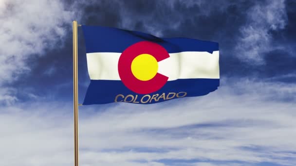 Bandera de Colorado con el título ondeando en el viento. Looping sol sale de estilo. Bucle de animación — Vídeo de stock