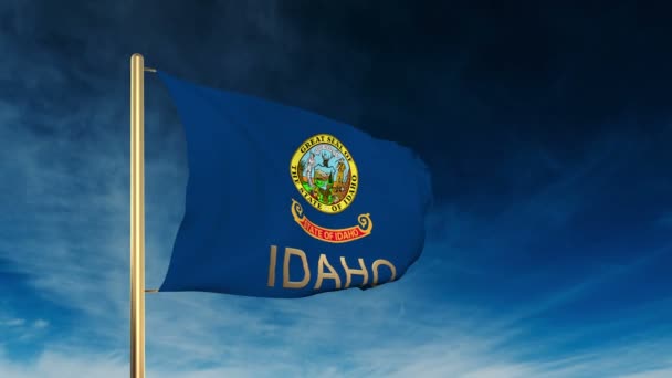 Idaho bandera estilo deslizante con título. Ondeando en el viento con animación de fondo de nube — Vídeos de Stock
