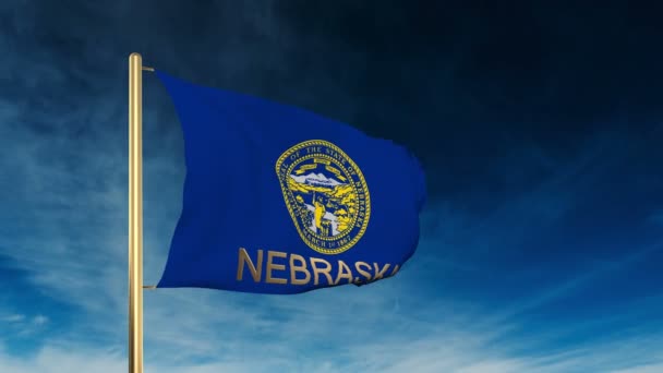 Estilo deslizante bandeira do nebraska com título. Acenando ao vento com animação de fundo em nuvem — Vídeo de Stock