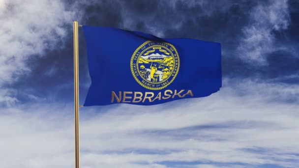 Drapeau du Nebraska avec le titre agitant dans le vent. Boucle soleil se lève style. Boucle d'animation — Video