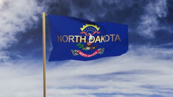 Bandera dakota norte con el título ondeando en el viento. Looping sol sale de estilo. Bucle de animación — Vídeo de stock