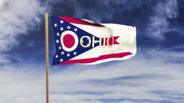 Ohio Flagge mit Titel weht im Wind. Looping Sun Aufgang Stil. Animationsschleife — Stockvideo