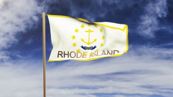 Die Flagge der Insel Rhode Island mit dem Titel weht im Wind. Looping Sun Aufgang Stil. Animationsschleife — Stockvideo