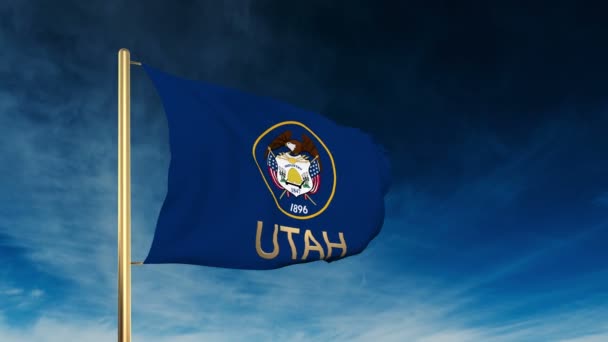 Utah bandera estilo deslizante con título. Ondeando en el viento con animación de fondo de nube — Vídeo de stock