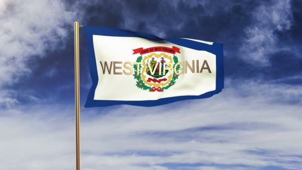 Флаг Западной Вирджинии с развевающимся на ветру титулом. Колеблющееся солнце встает стильно. Цикл анимации — стоковое видео