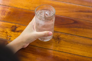 Su, içecek su tutan el.