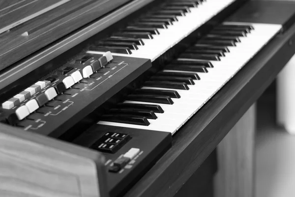 Фон фортепиано с выборочной фокусировкой. — стоковое фото