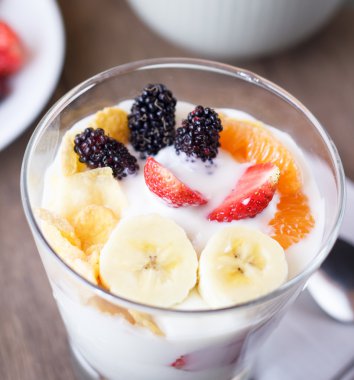 Brunch: tahıllar, çilek, ile ev yapımı yoğurt bardak yasağı