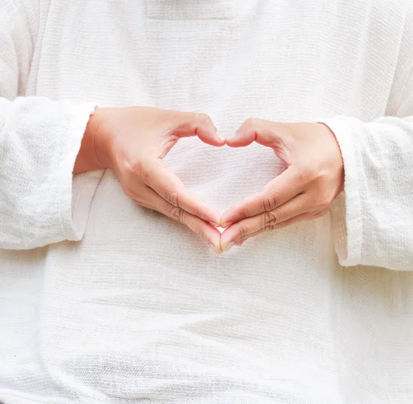 Asia hombre hacer corazón de su mano . —  Fotos de Stock