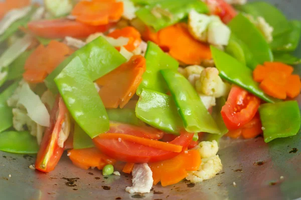 Revuelva las verduras fritas en un wok chino — Foto de Stock