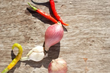 Ahşap masa üzerinde kırmızı soğan