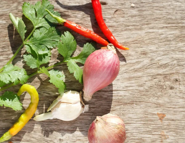 Red onion on wood table. — Stock Photo, Image