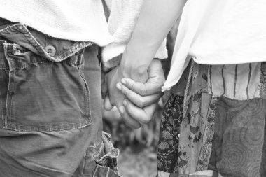 El ele tutuşan çift