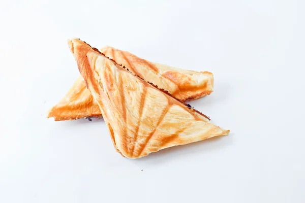 マグロのパフ。白い背景の上のマグロ サンドイッチ. — ストック写真