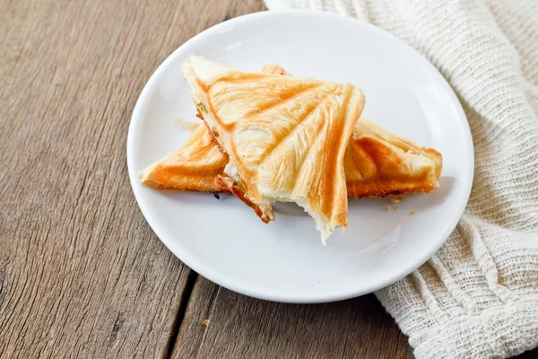 Bouffée de thon. Sandwich au thon sur table en bois . — Photo