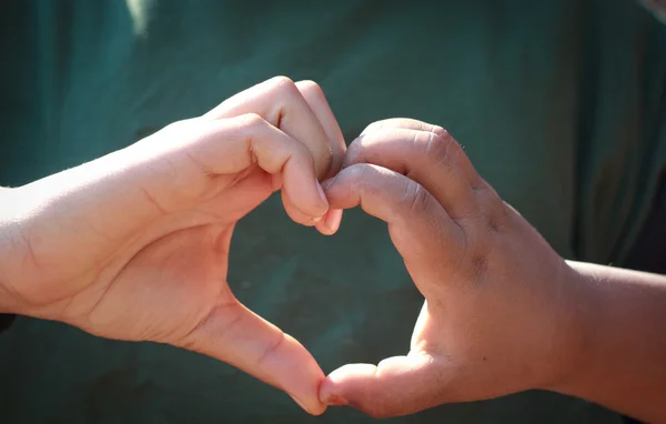 Asia chico hacer mano en corazón forma amor . — Foto de Stock