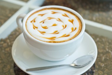 Masada bir fincan kahve.