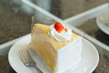 Çilek ile krep pasta.