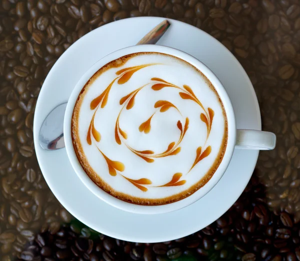 Heißer Kaffee mit Herzmuster in weißer Tasse — Stockfoto