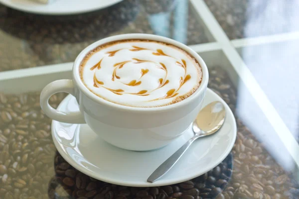 Taza de café en la mesa —  Fotos de Stock