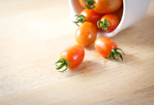 Primer plano de tomates cherry frescos y maduros sobre madera — Foto de Stock