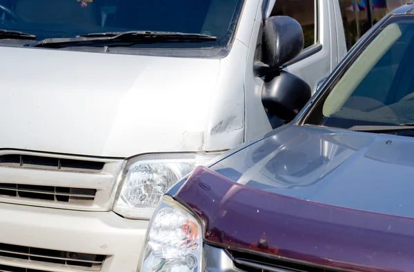 Auto accident involving two cars on a city street — Stock Photo, Image