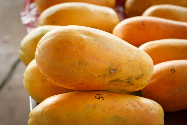 Papaya amarilla en Tailandia mercado para la venta . — Foto de Stock