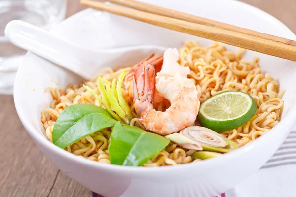Hot and spicy instant noodle on the wood table. — Stock Photo, Image