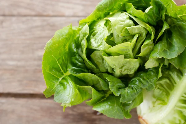 Biologische groenten op houten ondergrond. — Stockfoto