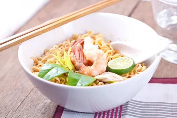 Hot and spicy instant noodle on the wood table. — Stock Photo, Image