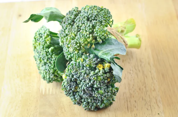 Groene broccoli op houten bord — Stockfoto