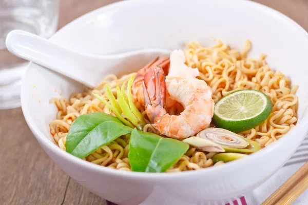 Hot and spicy instant noodle on the wood table. — Stock Photo, Image