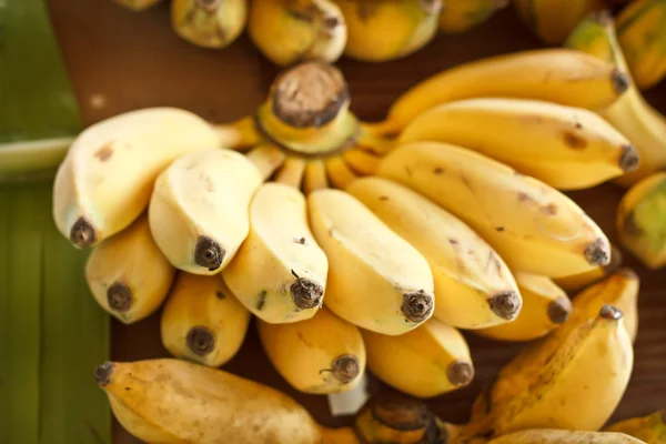 Ramo de plátanos fruta en Tailandia mercado para la venta . —  Fotos de Stock