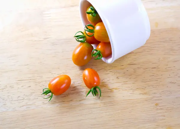 Ahşap üzerine Olgun Kiraz domates — Stok fotoğraf