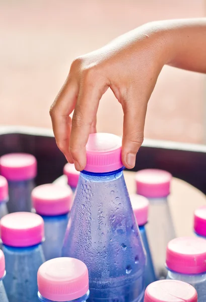 Scegliere una bottiglia di acqua potabile . — Foto Stock