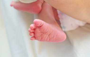 yakın bir minik bebek Ayaklar yukarı.