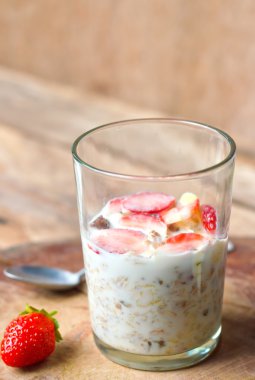 Gevrek musli (bütün tahıl yulaf) taze çilek ile hizmet 