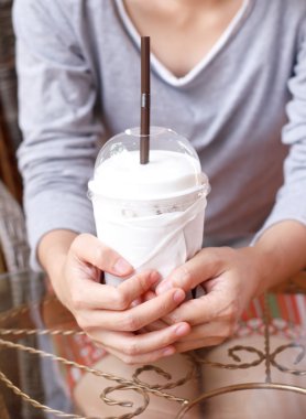 fincan kahve el üstünde tutma.