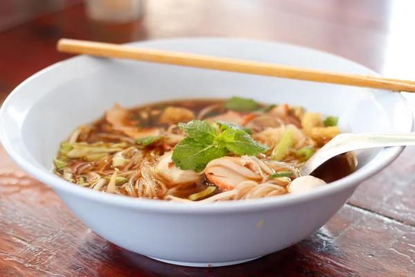 Hot bowl of noodles in cafeteria. — Stock Photo, Image