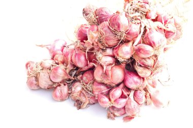 Beyaz zemin üzerine kırmızı yeşil soğan