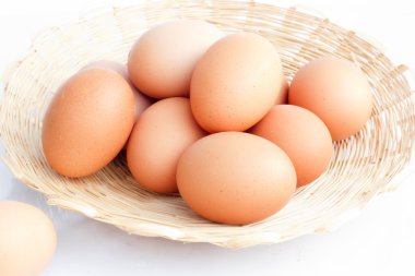 Beyaz arkaplanda yumurtalar.