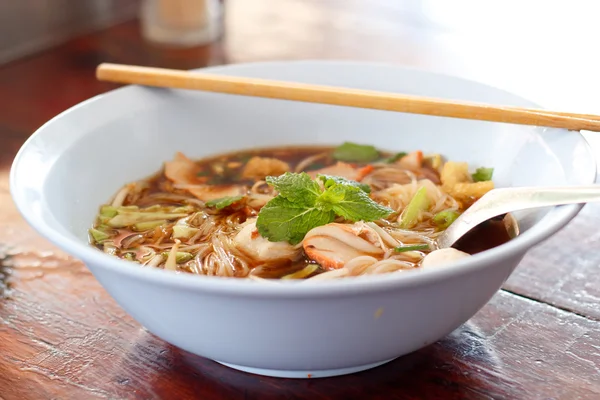 Hot bowl of noodles in cafeteria. — Stock Photo, Image