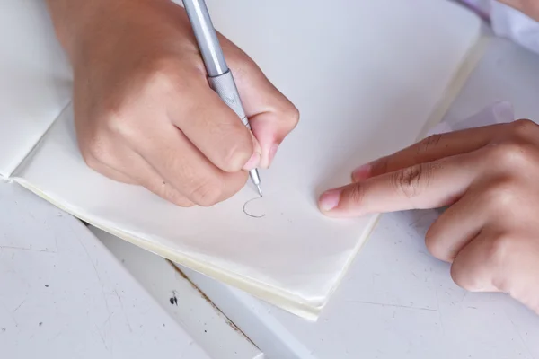 Niños dibujando un grito de corazón en su libreta . —  Fotos de Stock