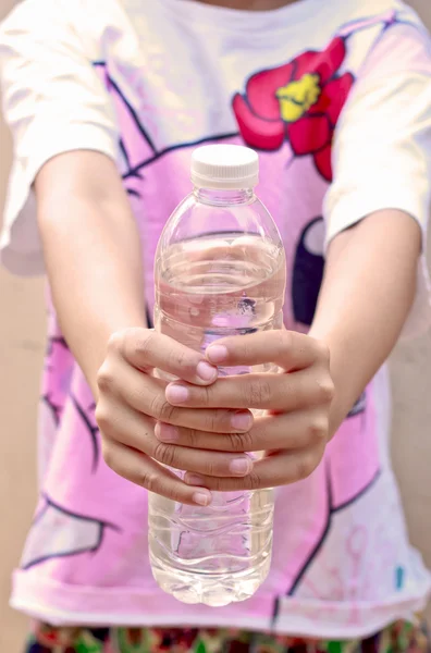 Kinder teilen ihr Trinkwasser. — Stockfoto